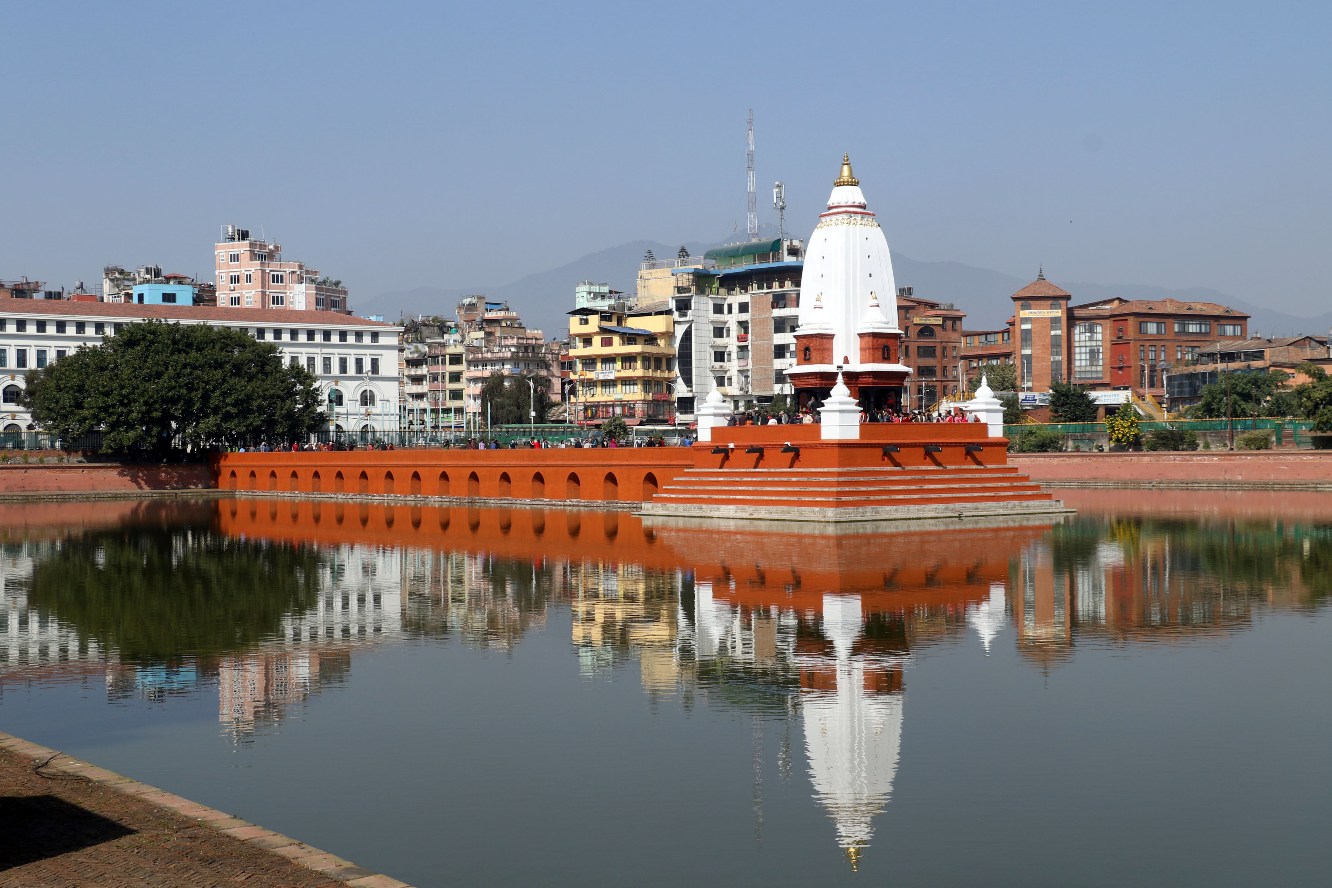 भाइटीकाको दिन बालगोपालेश्वर मन्दिरमा टीका लगाउनेको भीड