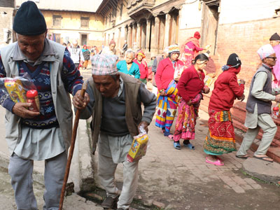 पशुपतिस्थित वृद्धाश्रममा ज्येष्ठ नागरिक घट्दै