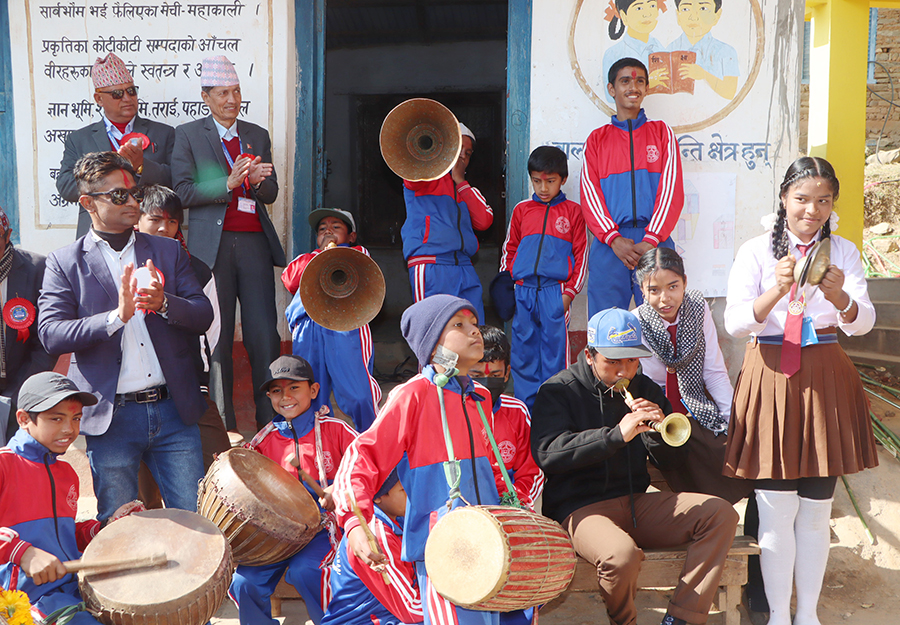 पैयुँपाटाका विद्यार्थी : पढ्दै पञ्चेबाजा  बजाउन सिक्दै