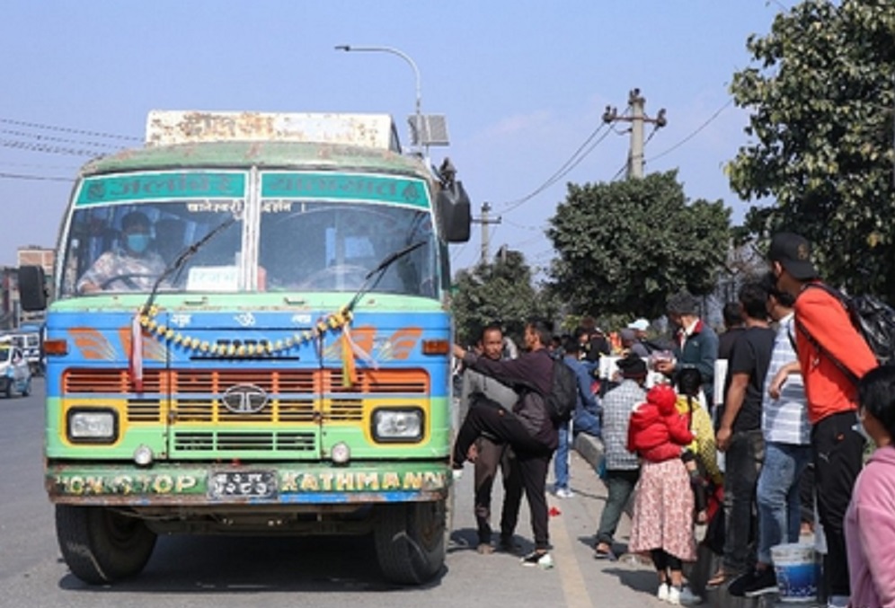 दलहरुले काठमाडौंमा रहेका मतदातालाई धमाधम सम्बन्धित क्षेत्रमा पुर्‍याउँदै