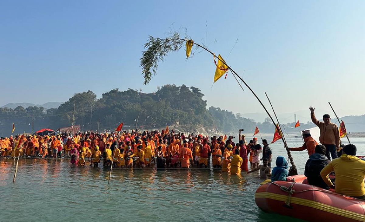 देवघाटमा बाँसको लिङ्गो गाडेर माघेसङ्क्रान्ति मेलाको शुभारम्भ