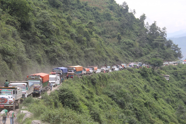 नागढुङ्गादेखि नौबिसे सडकखण्डमा लामो जाम, यात्रु घण्टौं जाममा बस्न बाध्य