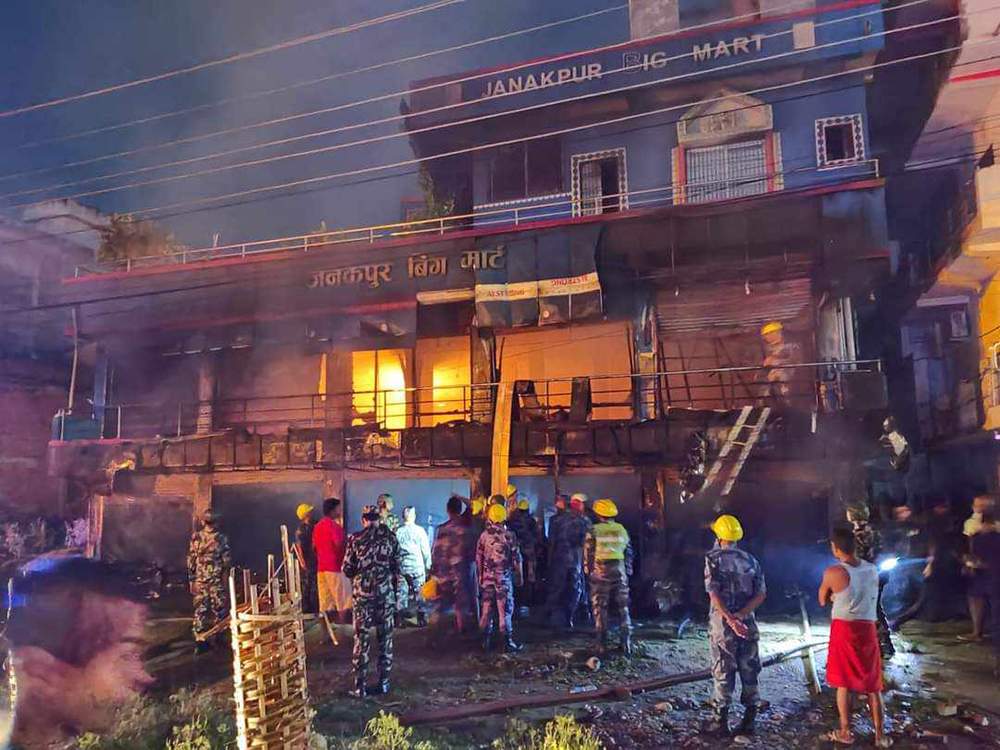 जनकपुर बिग मार्टमा आगलागी हुँदा करोडौँको क्षति