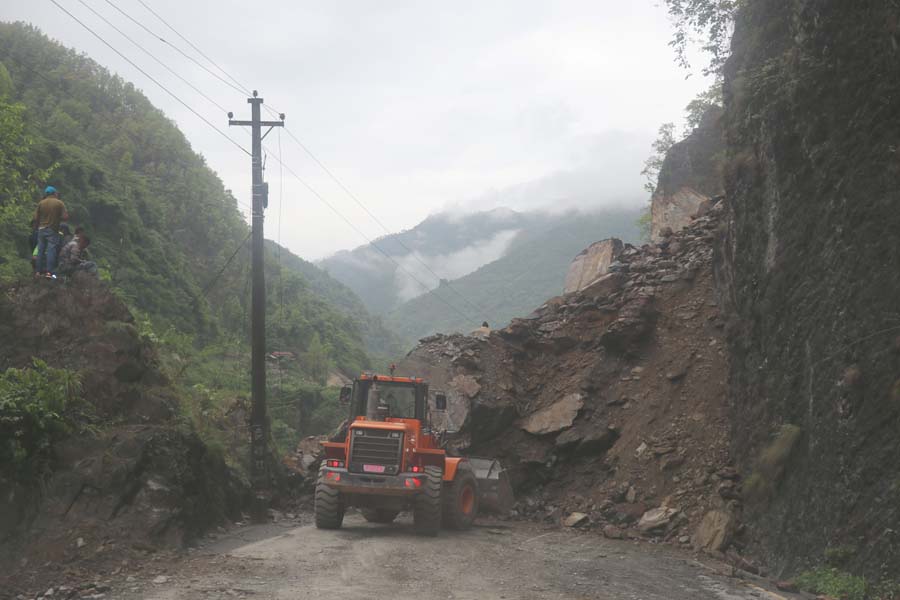 नारायणगढ–मुग्लिन सडकखण्ड पुनः अवरुद्ध, हजारौँ यात्रु अलपत्र