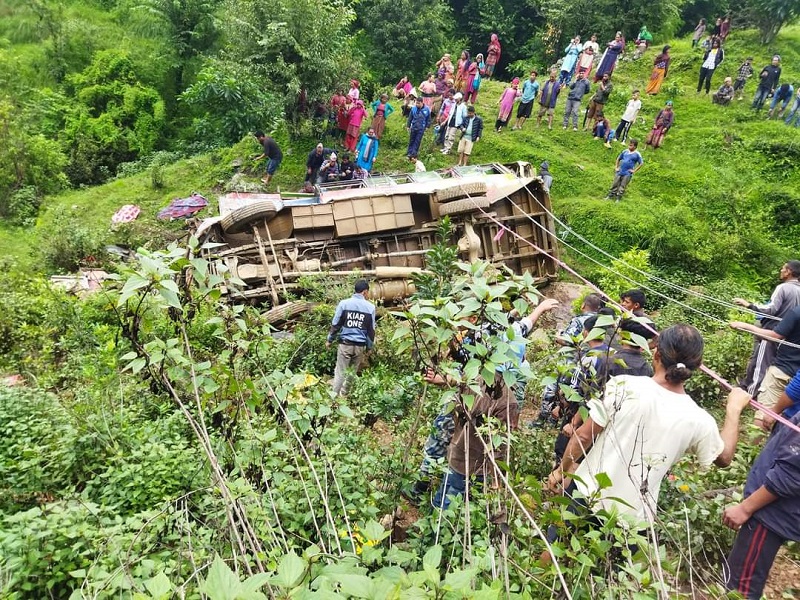 रोल्पाको त्रिवेणीमा बस दुर्घटना, २ जनाको ज्यान मृत्यु