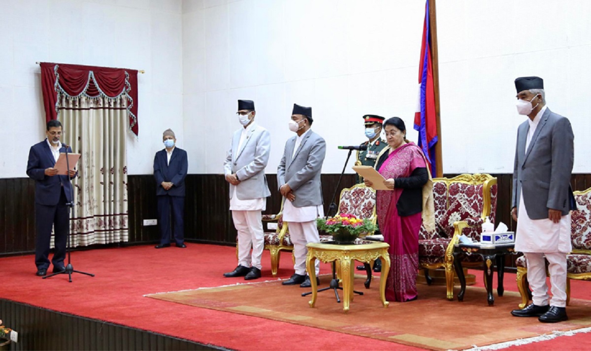 अर्थमन्त्री शर्माद्वारा शपथ ग्रहण (तस्विरसहित)