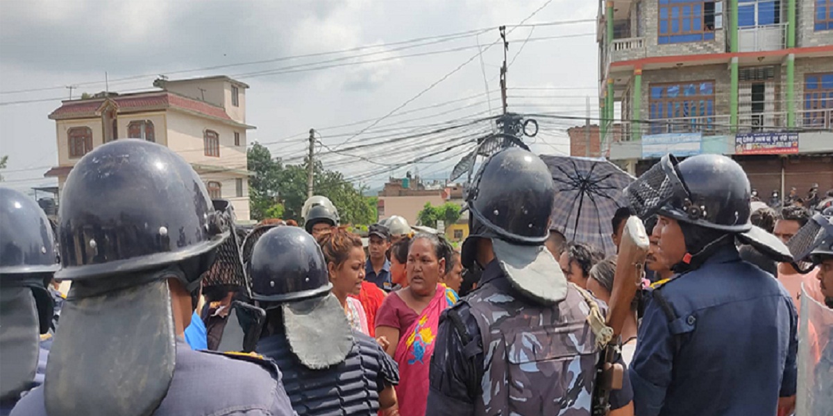 मोटरसाइकलको ठक्करले महिलाको मृत्युपछि आफन्तको प्रदर्शन